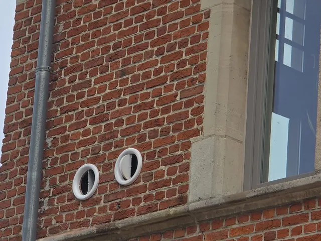 Twee ronde gevelroosters van een monoblock, Aarschot
