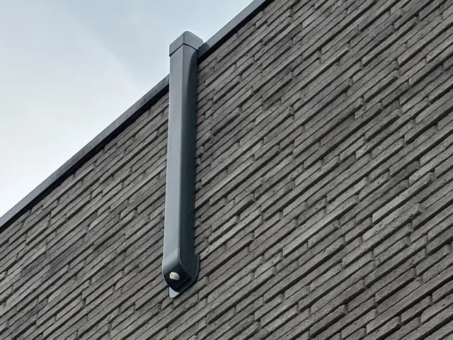 Leidinggoot strak tot onder de dakrand, Diest