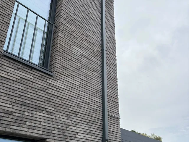 Antraciet leidinggoot langs de gevel, Diest