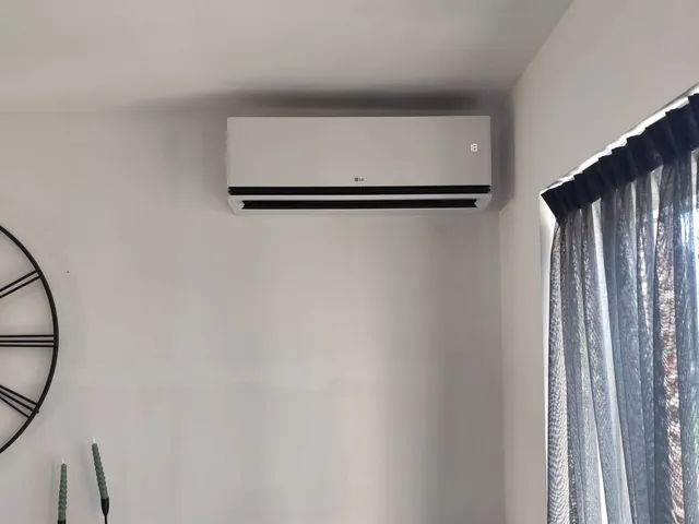 LG Deluxe 5 kW binnenunit in een bureau in Dilsen-Stokkem