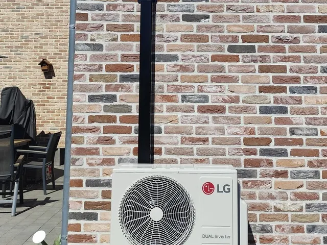 LG buitenunit op wandconsole met zwarte leidinggoot, Dilsen-Stokkem