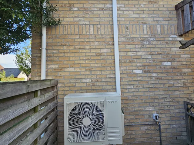 Nuova multisplit-buitenunit met witte leidinggoot, Herk-de-Stad