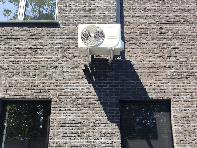 Nuova buitenunit op wandconsole aan de zijgevel, Heusden-Zolder