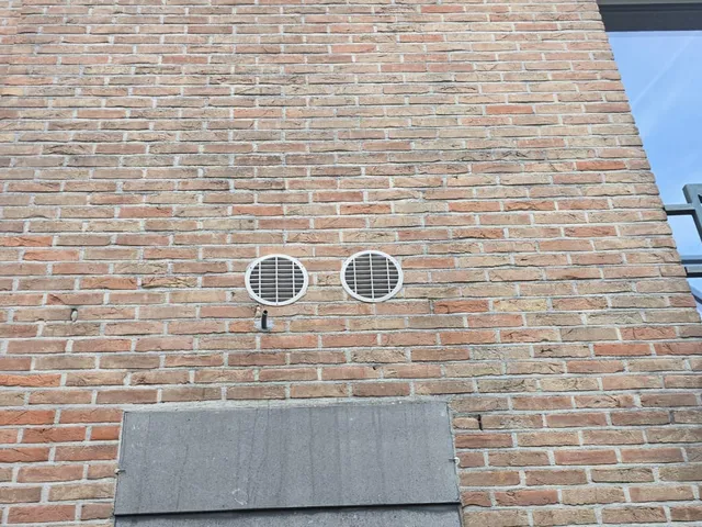 Twee gevelroosters van een monoblock boven een raam, Lanaken