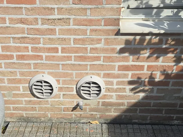 Grijze gevelroosters van een monoblock aan het terras, Lanaken